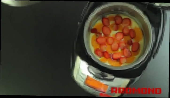 Творожный пирог с клубникой и с апельсиновыми дольками мультиварка REDMOND RMC-M 4502 