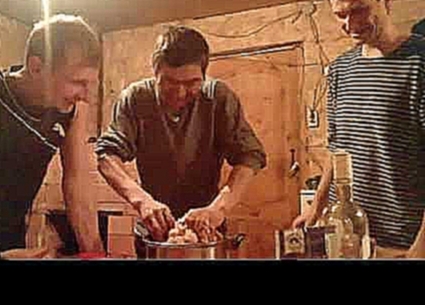 Узбек маринует шашлык на Пасху 2015. Без приколов не обошлось. 