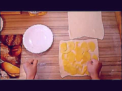 Слоеный пирог с картошкой и сосисками 