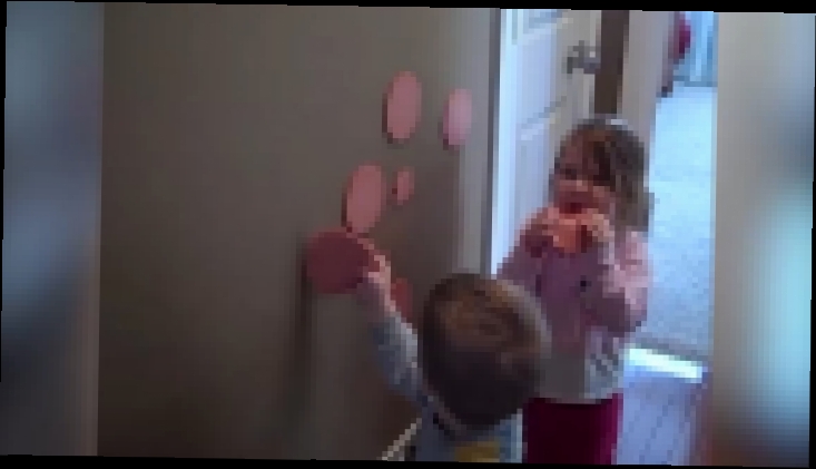 Дети украшают стены колбасой 