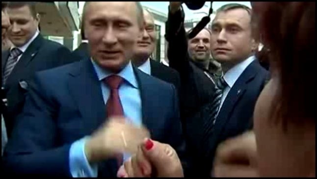 Тётка облизала ухо Путину! 