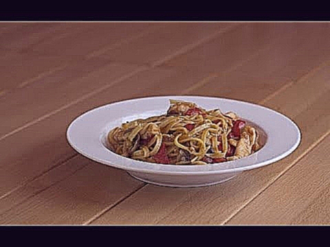 Спагетти с курицей и овощами 