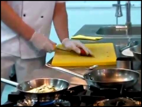 Ресторан Чарда. Відео рецепт. Вирізка свинна смажена на грилі з овочевим соте під соусом “Тим’ян” 
