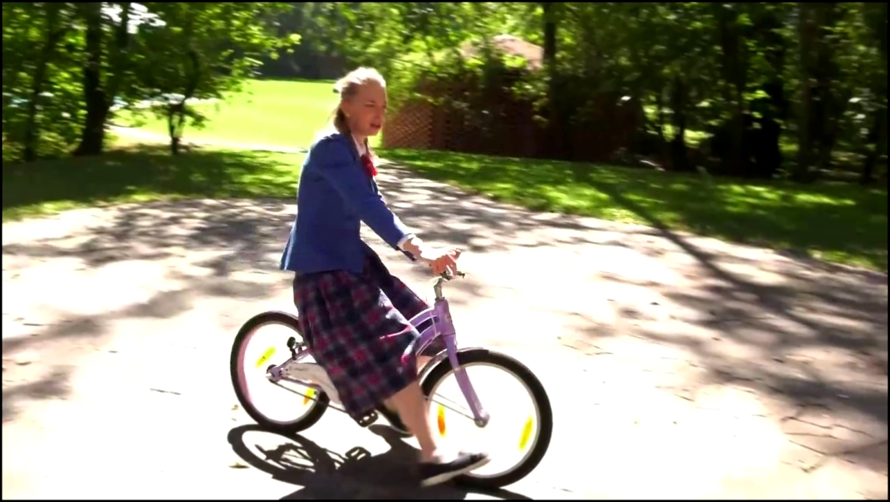 Видеоклип Пацанки: Лера на велосипеде
