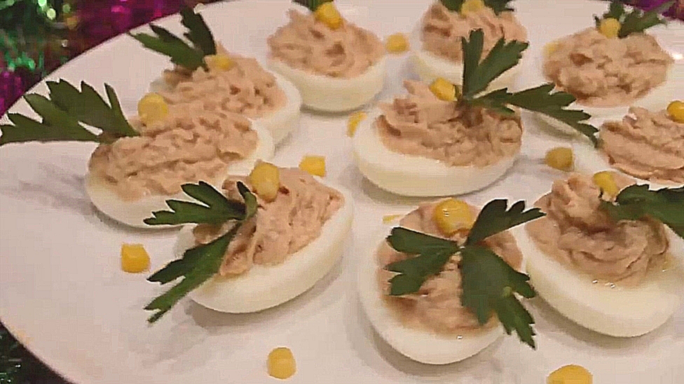 Фаршированные яйца с печенью трески 