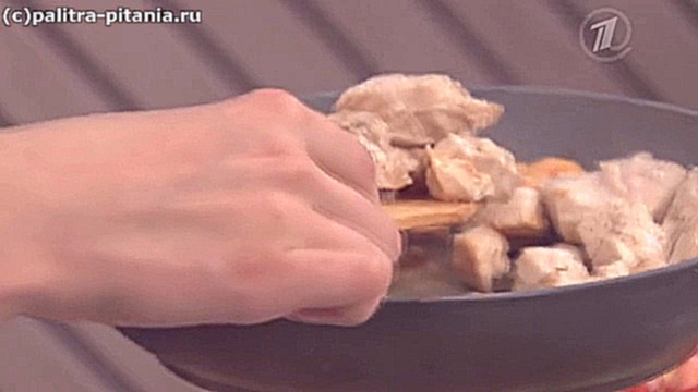 Диетолог Анна Коробкина в программе "Вкусные советы" готовит курицу с овощами,запеченную в сметане 