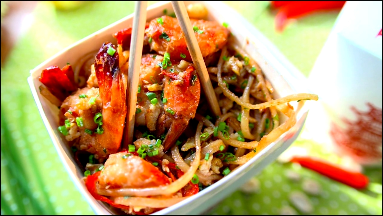Рецепт азиатской рисовой лапши с креветками и омлетом 